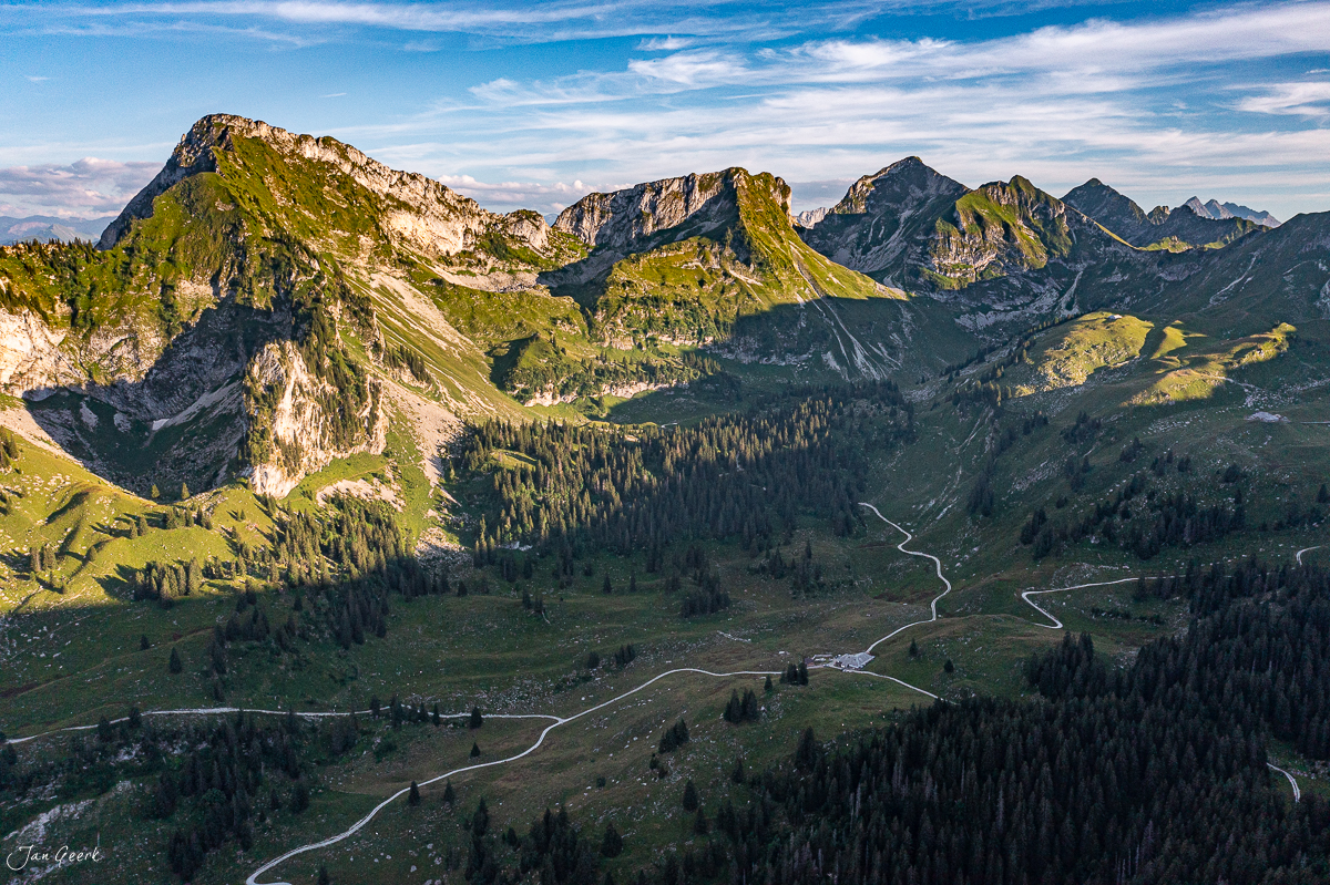 Luftaufnahme Schwarzsee Alpental mit Serpentinenstrasse Sommerlicht Freiburg Schweiz Jan Geerk Fotograf Basel