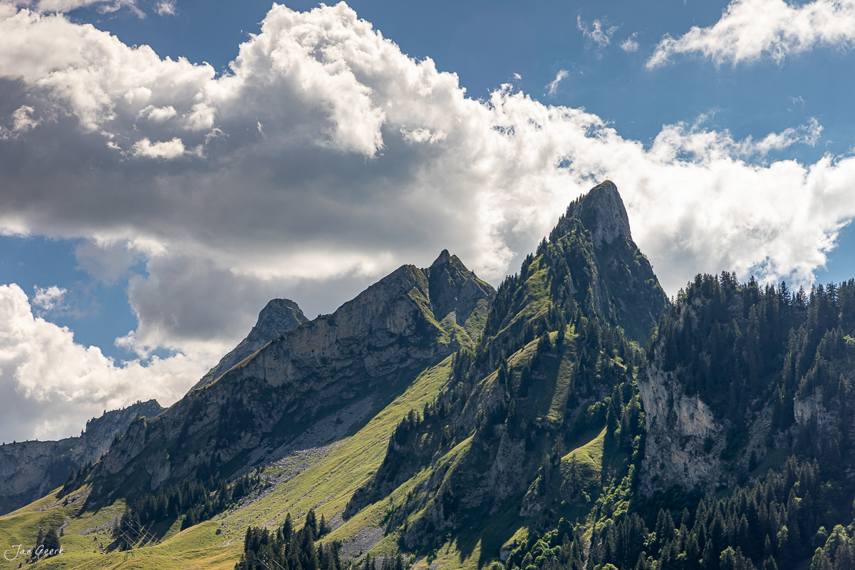 Dramatische Berglandschaft Schwarzsee mit Breccaschlund im Sommer, Voralpen Freiburg Schweiz – Jan Geerk Fotograf Basel