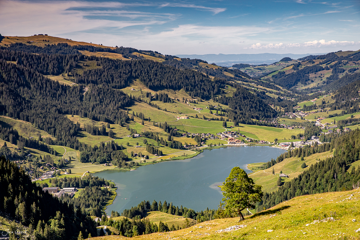 Schwarzsee Alpensee mit Bergdörfern Sommerlandschaft Voralpen Schweiz Jan Geerk Fotograf Basel