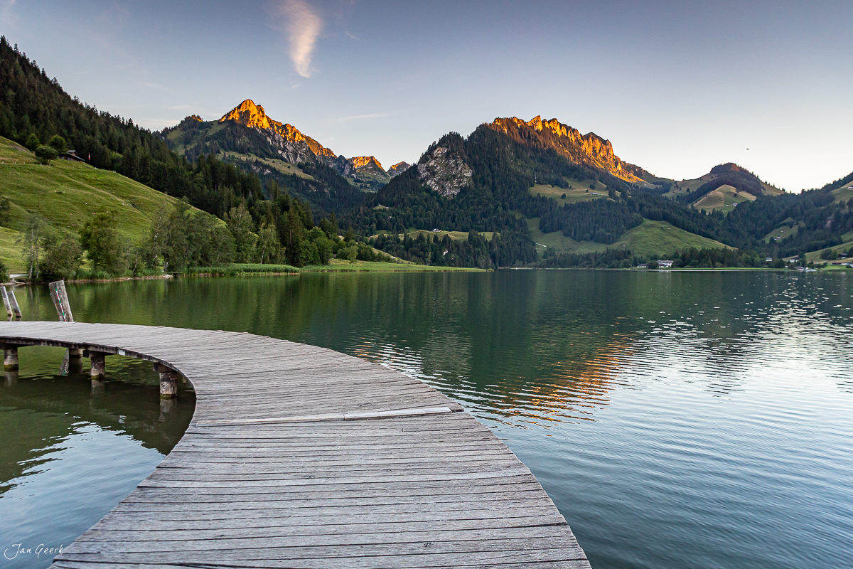 Holzsteg am Schwarzsee mit Alpenpanorama im Kantlicht, Sommer in den Freiburger Voralpen Schweiz – Jan Geerk Fotograf Basel