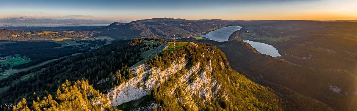 Luftaufnahme der Vallée de Joux mit Seen, Kalkfelsen und Wäldern bei Sonnenaufgang, Jura, Schweiz – Jan Geerk Fotograf Basel
