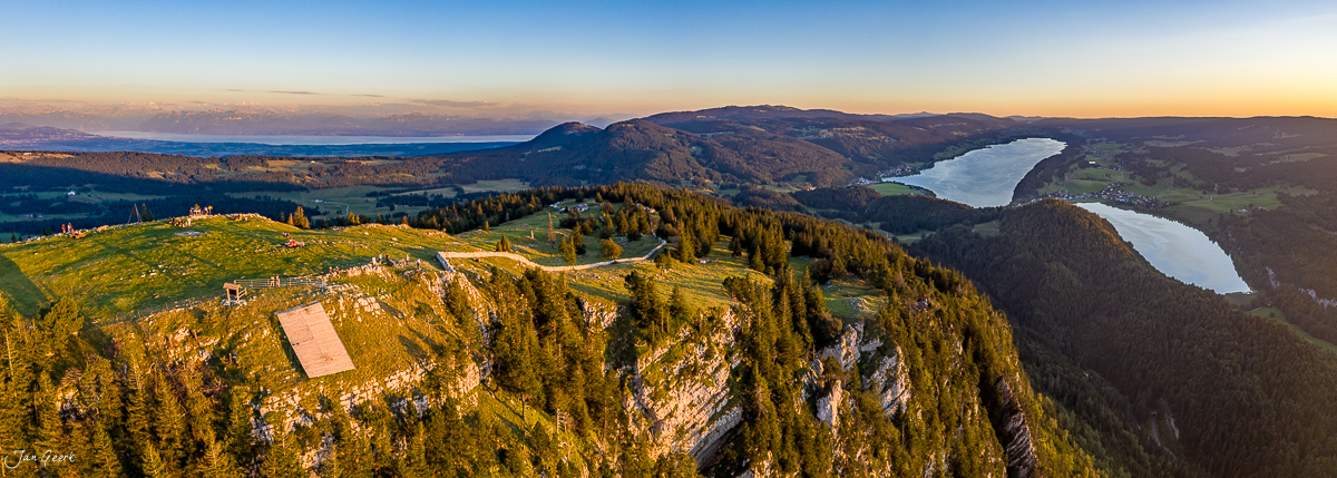 Luftaufnahme der Vallée de Joux mit Seen, Wäldern und Alpenblick bei Sommerlicht – Schweiz, Jan Geerk Fotograf Basel
