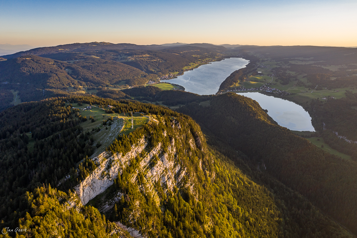 Luftaufnahme Vallée de Joux mit zwei Seen, Felsformationen und Nadelwald in Sommerlicht, Jura Schweiz – Jan Geerk Fotograf Basel
