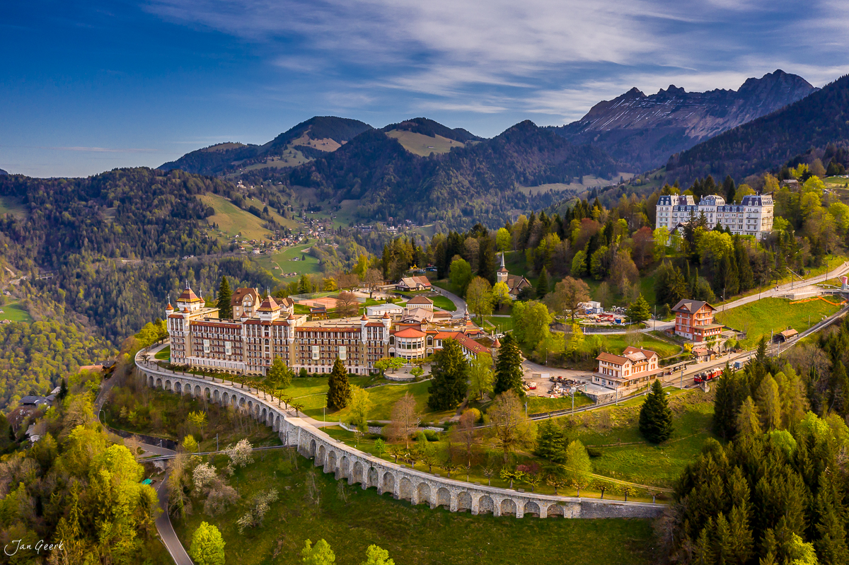 Schloss Chillon mit Viadukt, Herbstlich leuchtende Berglandschaft, Waadt Schweiz – Jan Geerk Fotograf Basel