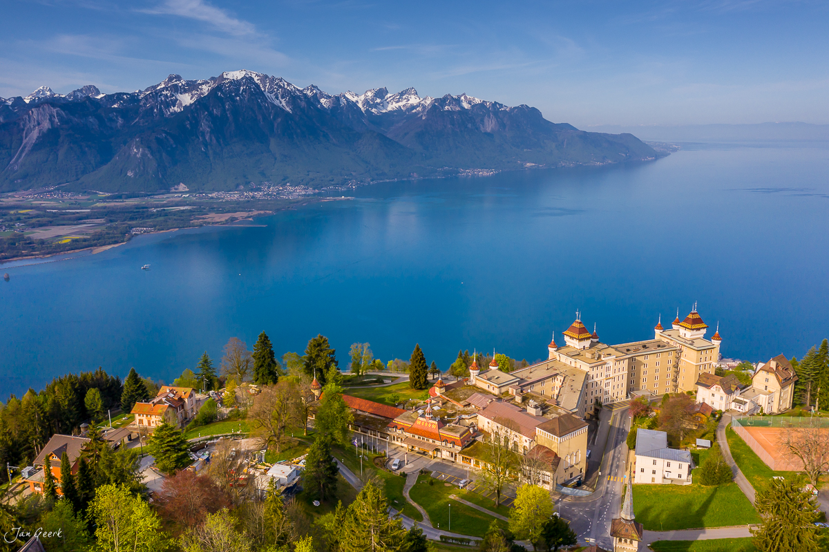 Schloss Chillon am Genfersee mit Alpenkette Frühjahrslandschaft Waadt Schweiz Jan Geerk Fotograf Basel
