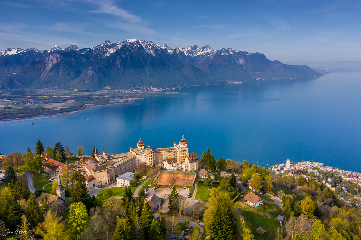Schloss Chillon am Genfersee mit schneebedeckten Alpen, Frühjahrsluft, Waadt Schweiz – Jan Geerk Fotograf Basel