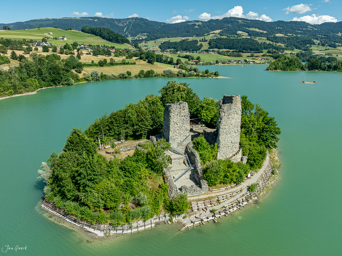 Ruine auf Insel im Greyerzersee sommerliche Luftaufnahme Freiburg Schweiz Jan Geerk Fotograf Basel