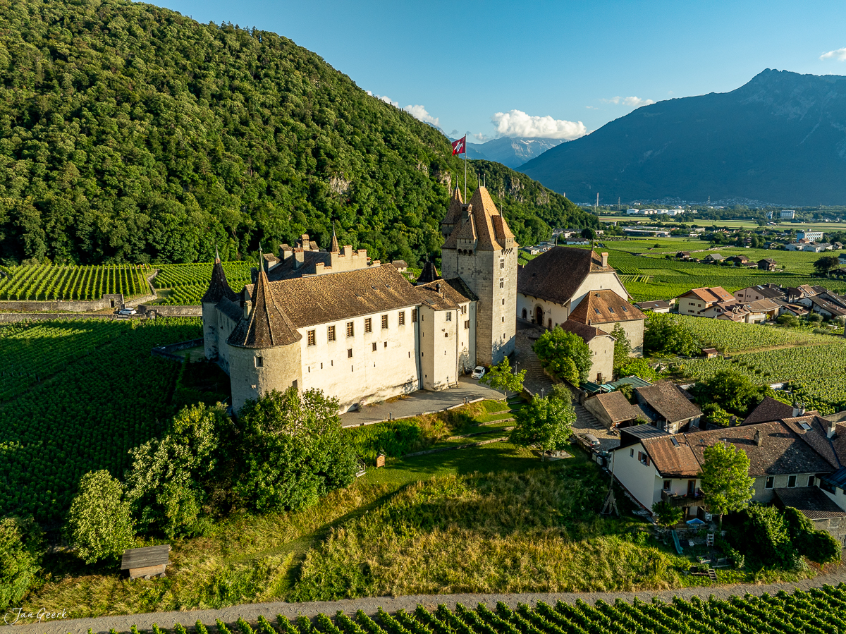Schloss Aigle in der Weinregion Waadt mit Alpenblick, Sommerlicht, Westschweiz – Jan Geerk Fotograf Basel