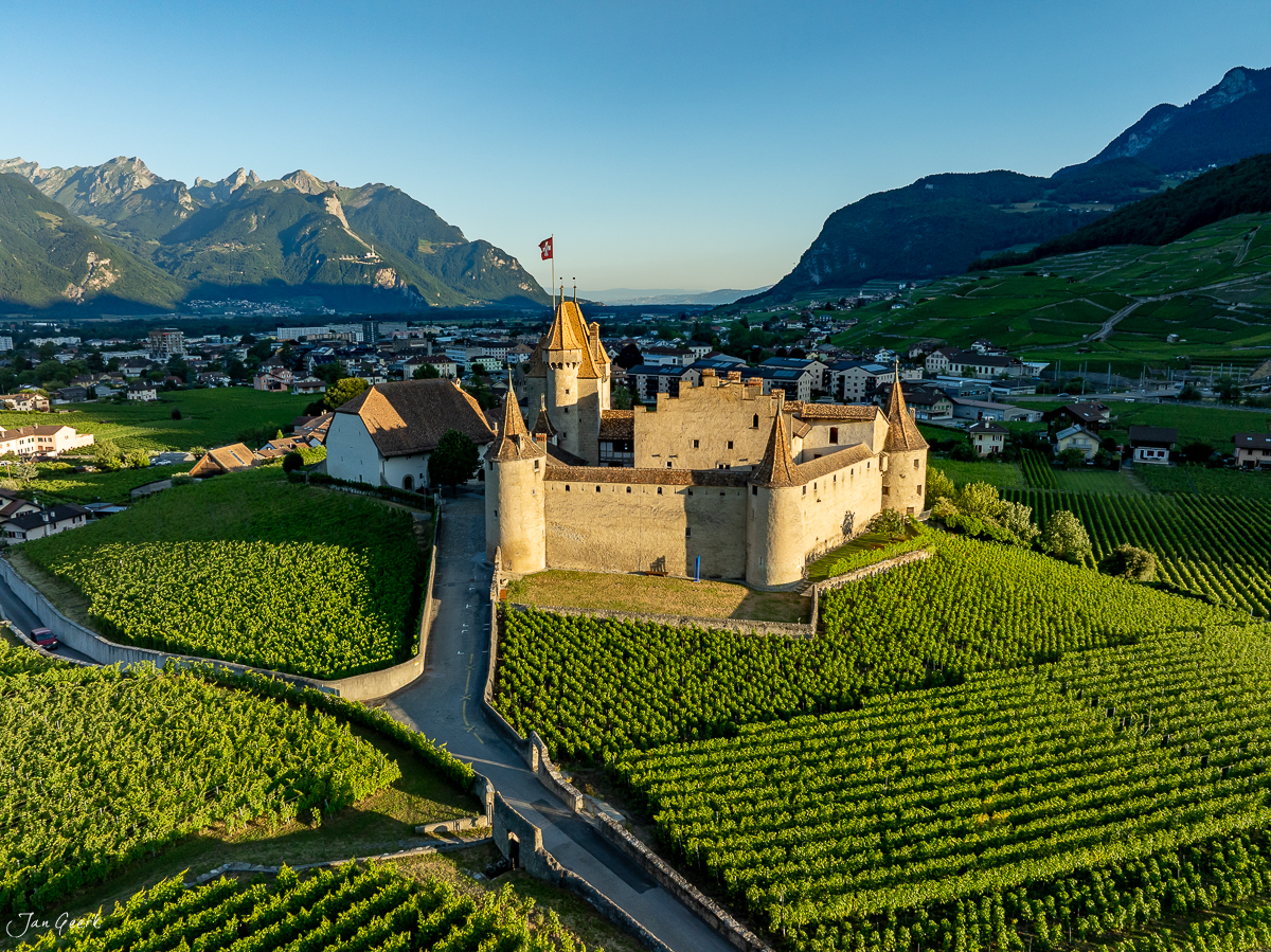 Schloss Aigle mit Weinreben im Wallis, Sommerliche Berglandschaft Schweiz – Jan Geerk Fotograf Basel