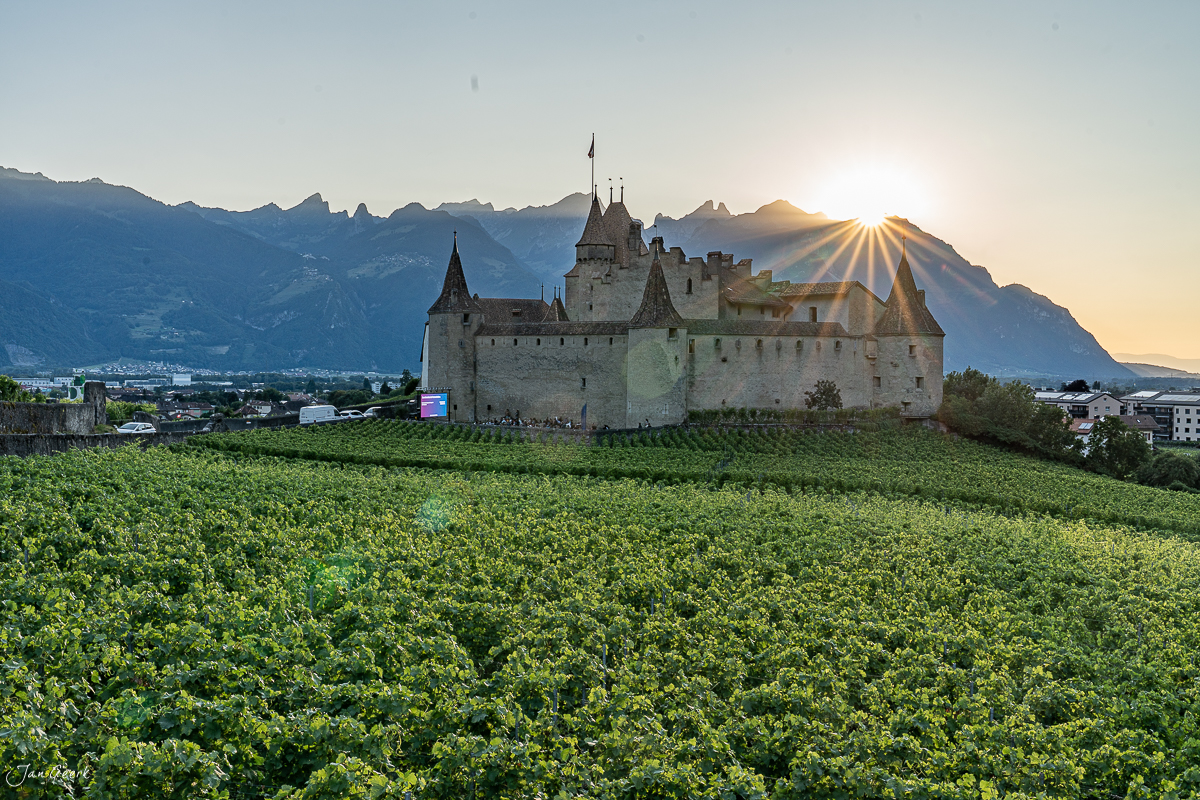 Schloss Aigle im Wallis vor Alpengipfeln bei Sonnenaufgang, Sommeraufnahme Schweiz – Jan Geerk Fotograf Basel