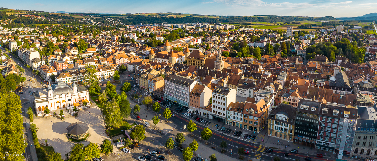 Luftaufnahme Altstadt Yverdon mit Schloss Sommerliche Lichtstimmung Westschweiz Schweiz Jan Geerk Fotograf Basel