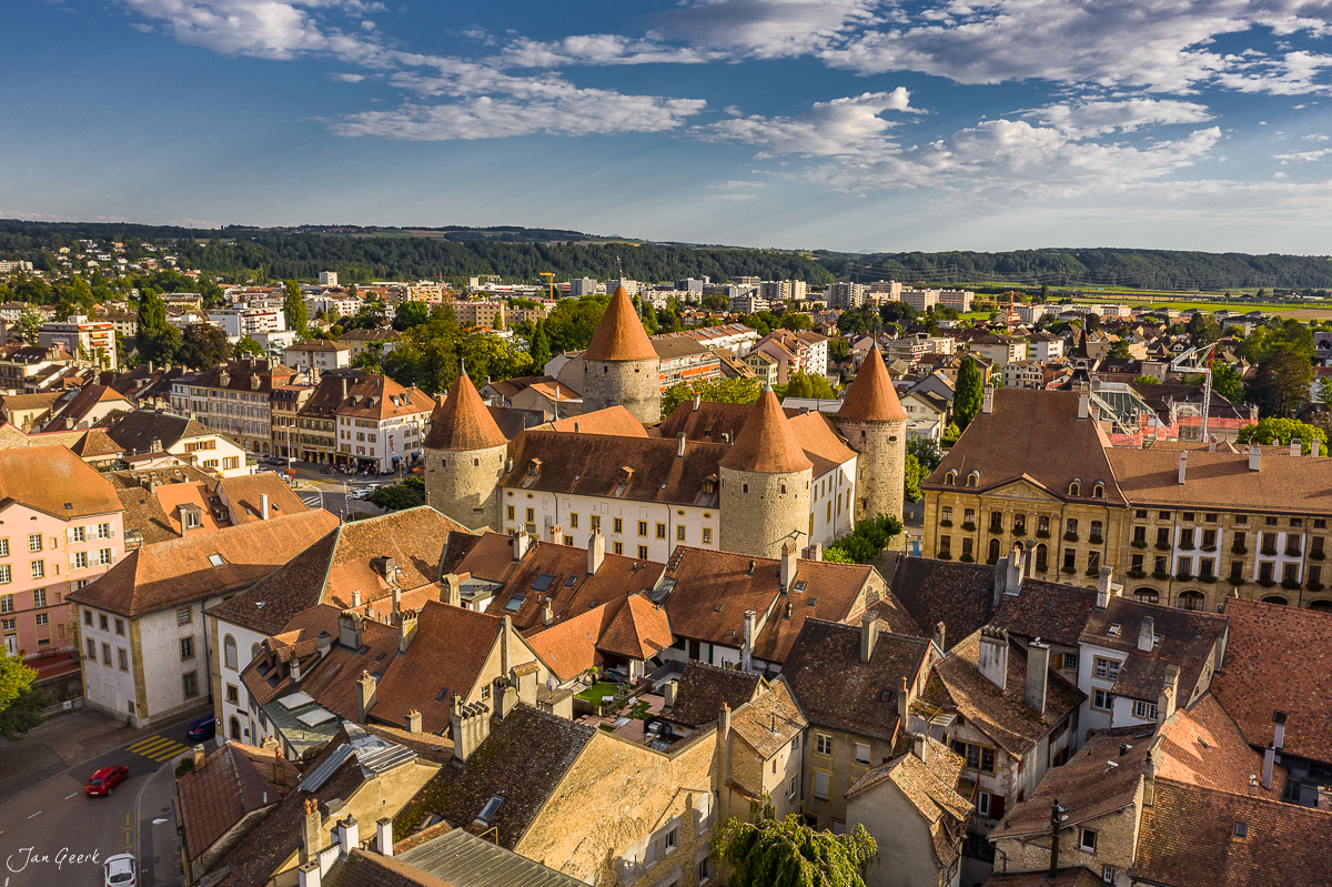 Mittelalterliches Schloss Yverdon mit charakteristischen Türmen, herbstliche Altstadt und Neuenburgersee, Westschweiz – Jan Geerk Fotograf Basel