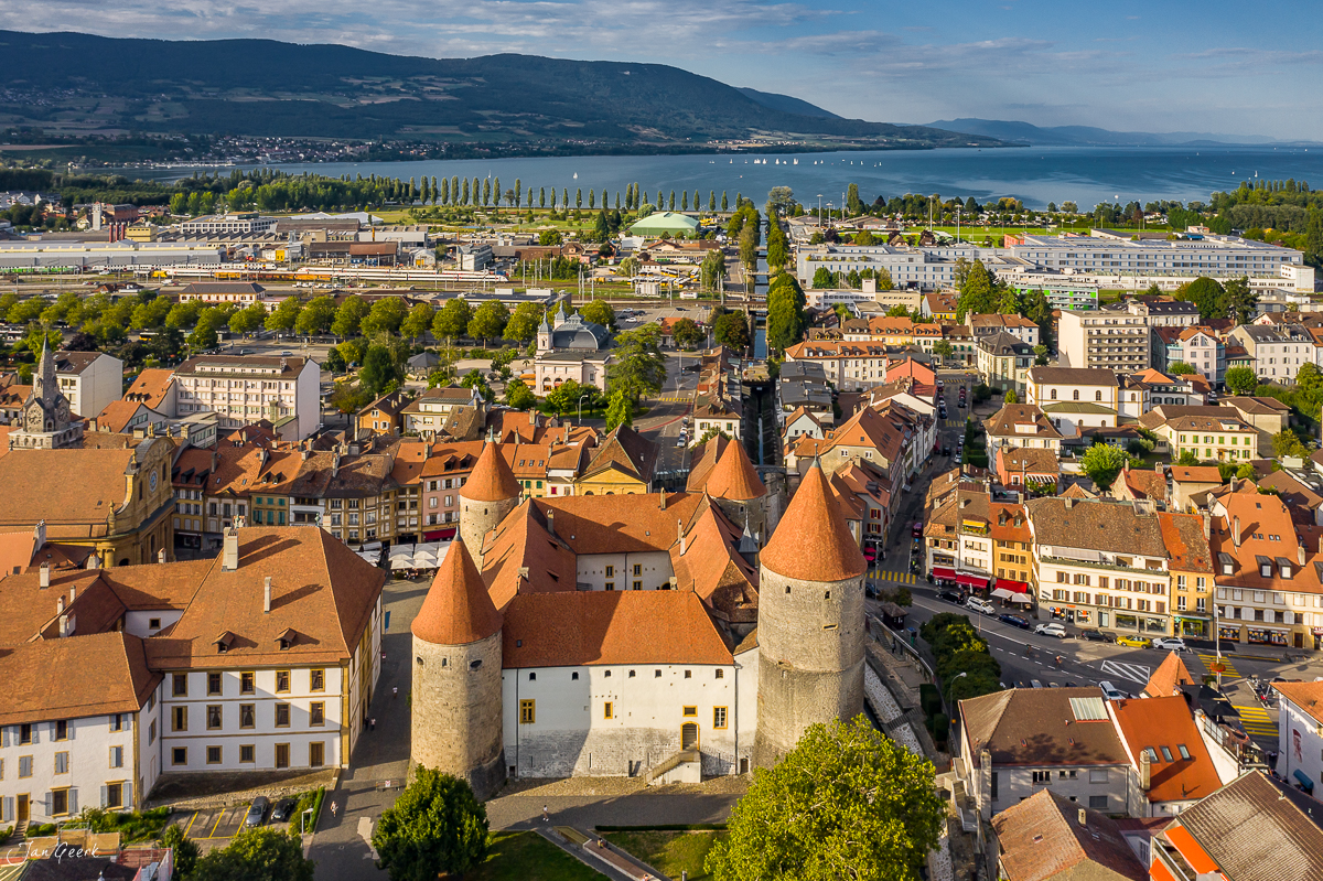Luftaufnahme Altstadt Yverdon mit Schloss, Neuenburgersee und Jura im Hintergrund, Frühling, Westschweiz, Schweiz – Jan Geerk Fotograf Basel