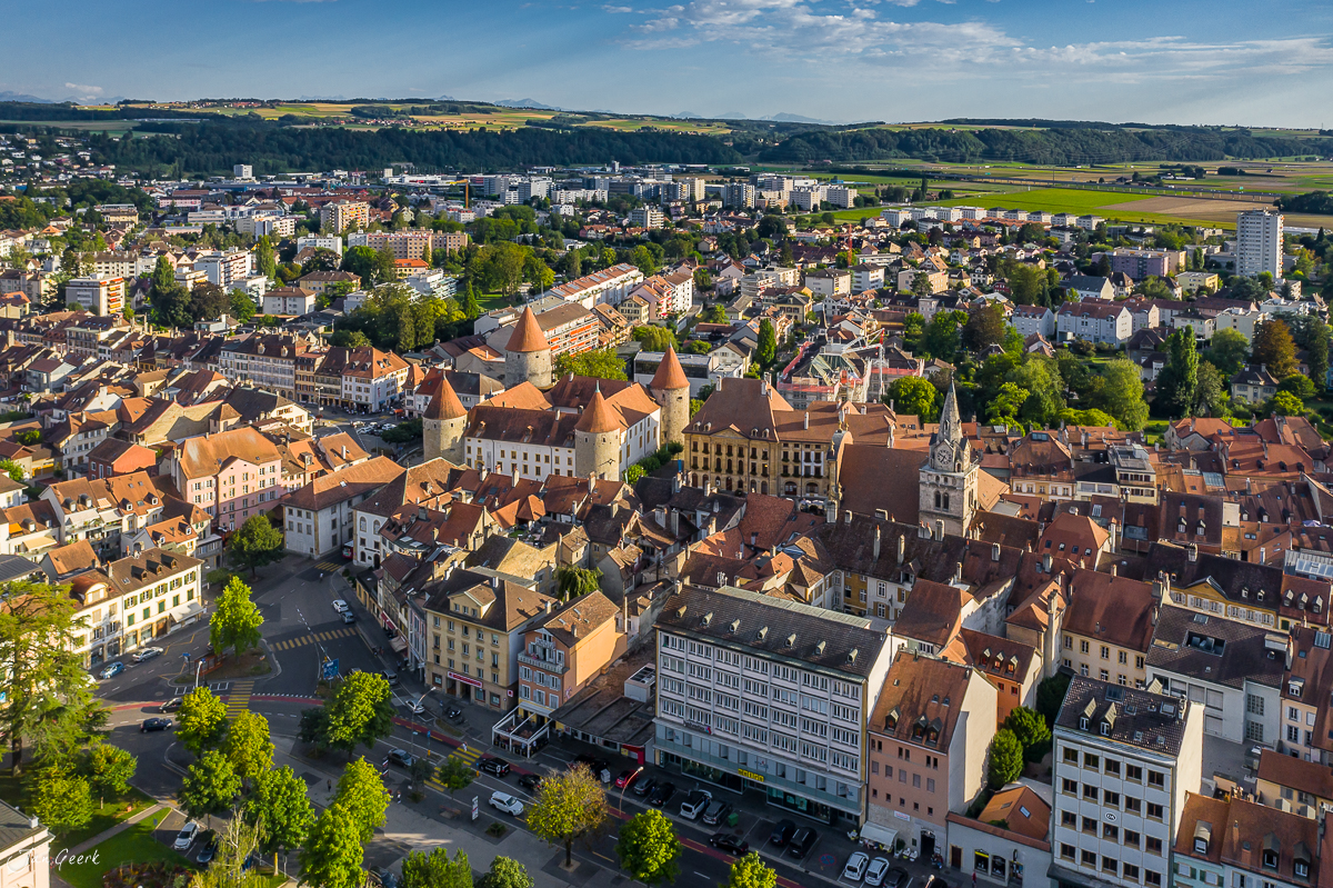 Luftaufnahme Yverdon Altstadt mit Schloss, Frühjahrslichtstimmung, Westschweiz, Schweiz – Jan Geerk Fotograf Basel