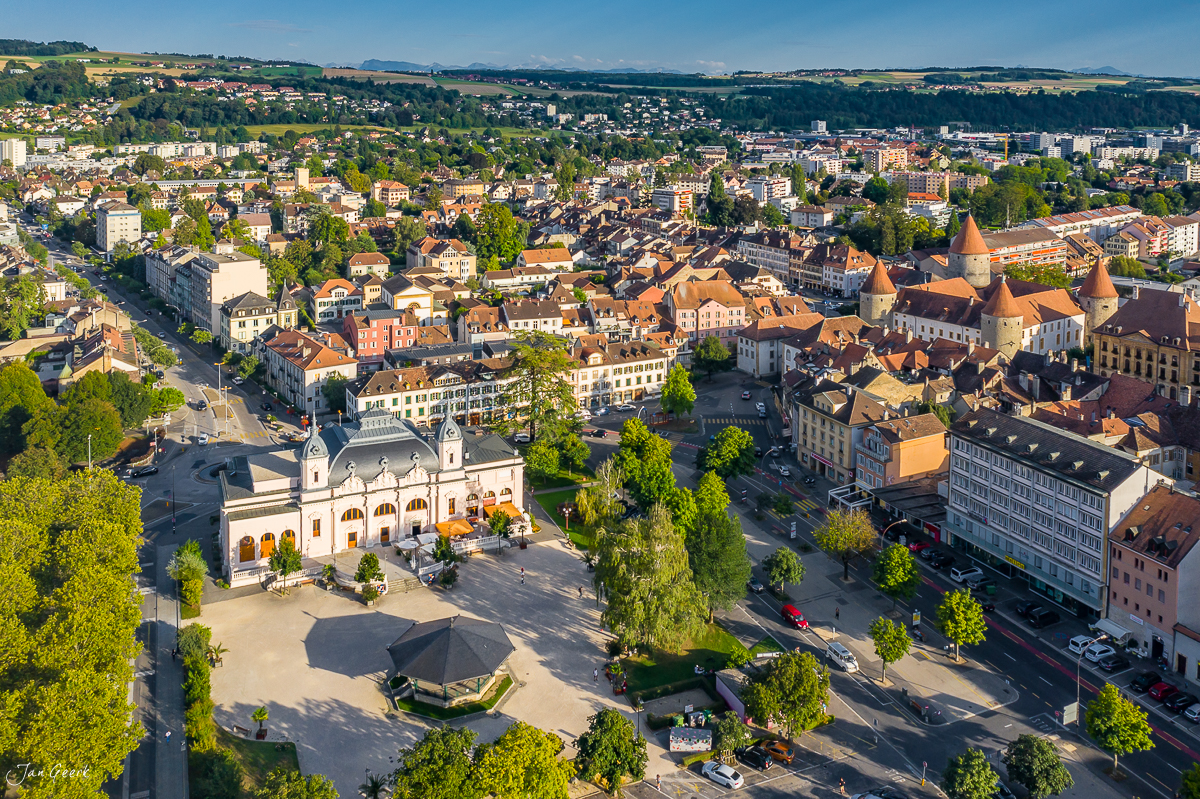 Luftaufnahme Altstadt Yverdon mit Kirche und Schloss bei Kantenlicht, Westschweiz Schweiz – Jan Geerk Fotograf Basel