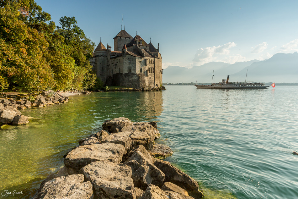 Schloss Chillon am Genfersee mit Alpenpanorama, Herbststimmung, Wallis Schweiz – Jan Geerk Fotograf Basel