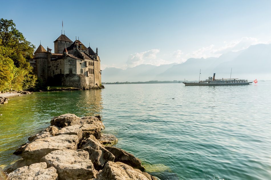 Schloss Chillon am Genfersee mit Passagierschiff, Alpen im Hintergrund, Sommer, Westschweiz – Jan Geerk Fotograf Basel