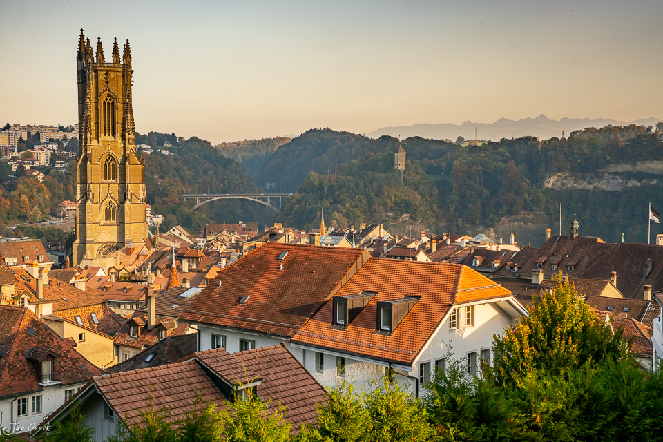 Mittelalterliche Altstadt Fribourg mit gotischem Kirchturm, Herbstlicht und Uechtland-Hügeln, Schweiz – Jan Geerk Fotograf Basel