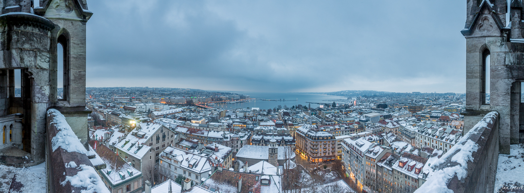 Winterliche Stadtpanorama von Genf mit schneebedeckten Dächern, Lac Léman und Bergen, Waadt Schweiz – Jan Geerk Fotograf Basel