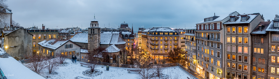 Winterliche Altstadt Genf mit schneebedeckten Dächern, beleuchteten Fenstern und Kirchtürmen in der Schweiz – Jan Geerk Fotograf Basel