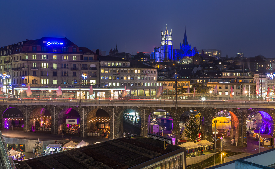 Weihnachtsmarkt und Kathedrale Lausanne bei Nacht mit festlicher Beleuchtung, Genfersee-Region Schweiz – Jan Geerk Fotograf Basel