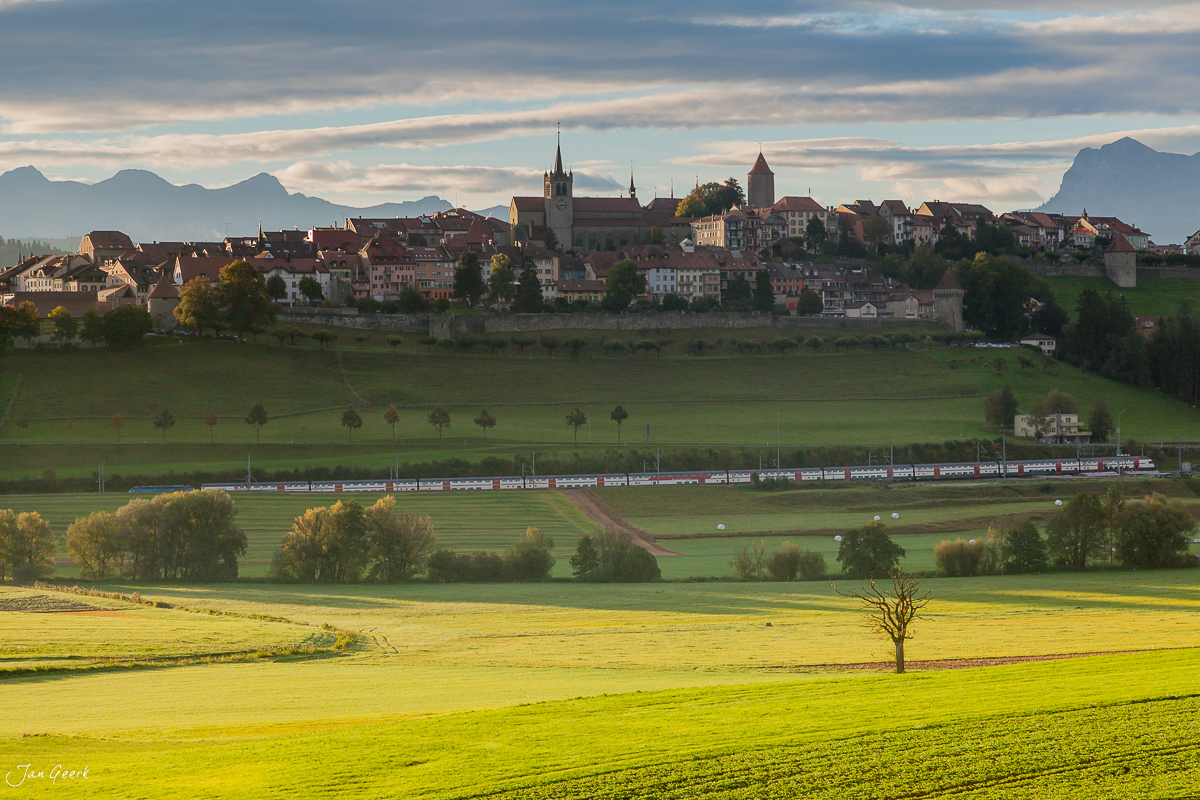 Romont Altstadt mit Kirchtürmen Herbstlandschaft Greyerzerland / Pays de la Gruyère Westschweiz – Jan Geerk Fotograf Basel