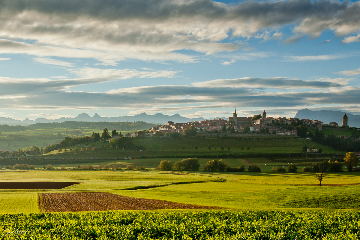 Mittelalterliche Stadt Romont auf Hügel über grünen Feldern Greyerzerland / Pays de la Gruyère Westschweiz – Jan Geerk Fotograf Basel