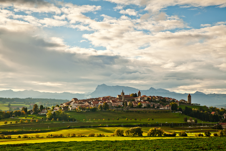 Mittelalterliches Dorf Romont auf Hügel mit Alpenblick Greyerz / Gruyères Freiburg Westschweiz – Jan Geerk Fotograf Basel