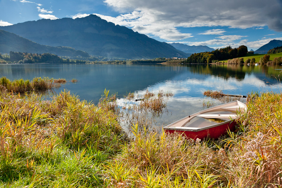 Ruderboote Greyerz / Gruyèressee / Lac de la Gruyère Herbst Freiburg Westschweiz – Jan Geerk Fotograf Basel