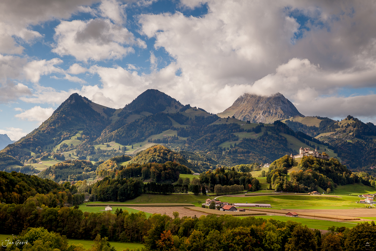 Schloss Greyerz / Gruyères Moleson Herbstlandschaft Freiburg / Fribourg Schweiz Jan Geerk Fotograf Basel