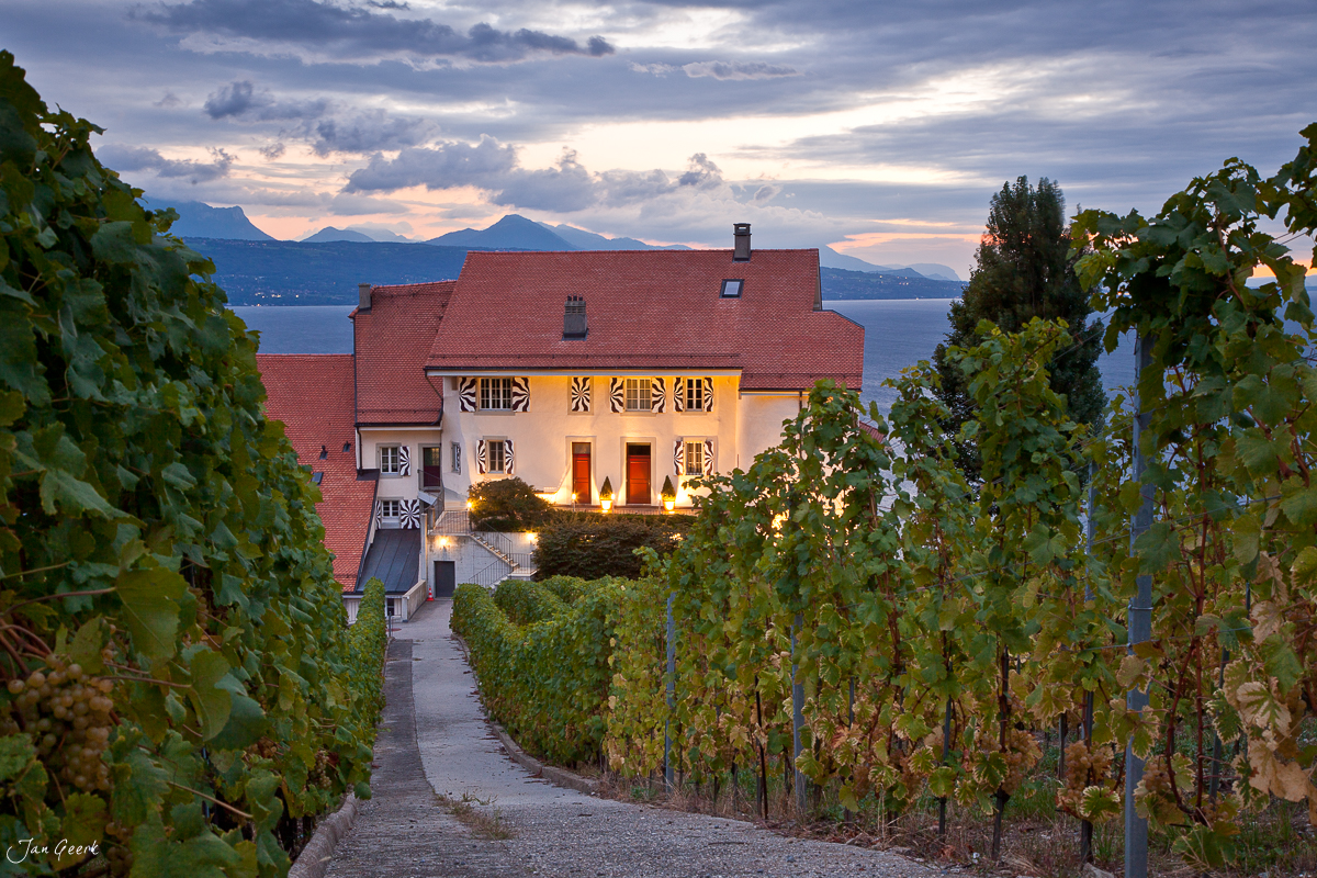 Beleuchtetes Weinschloss Lavaux Genfersee Blaue Stunde UNESCO Waadt Schweiz Jan Geerk Fotograf Basel