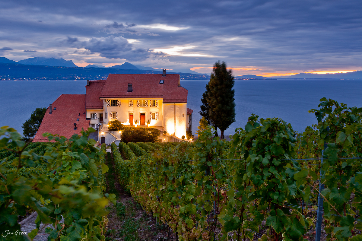 Beleuchtetes Weinschloss Lavaux Genfersee Blaue Stunde UNESCO Waadt Schweiz Jan Geerk