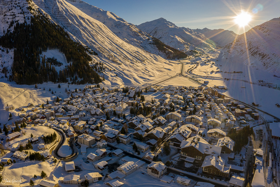Luftaufnahme Andermatt winterliches Bergdorf Schnee Gotthard Uri Schweiz Jan Geerk Fotograf Basel