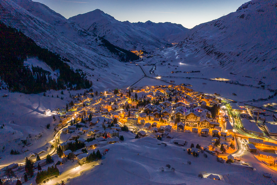 Andermatt Luftaufnahme Winterabend verschneit Schweiz Jan Geerk Fotograf Basel
