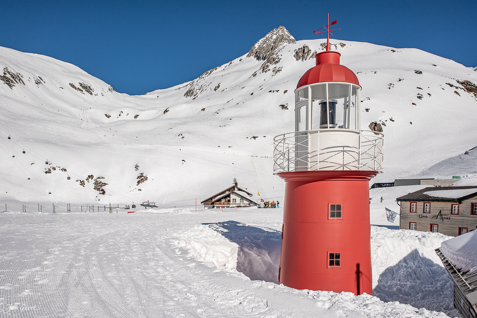 Roter Leuchtturm in verschneiter Berglandschaft bei Oberalp Pass Winter Schweiz Jan Geerk Fotograf Basel