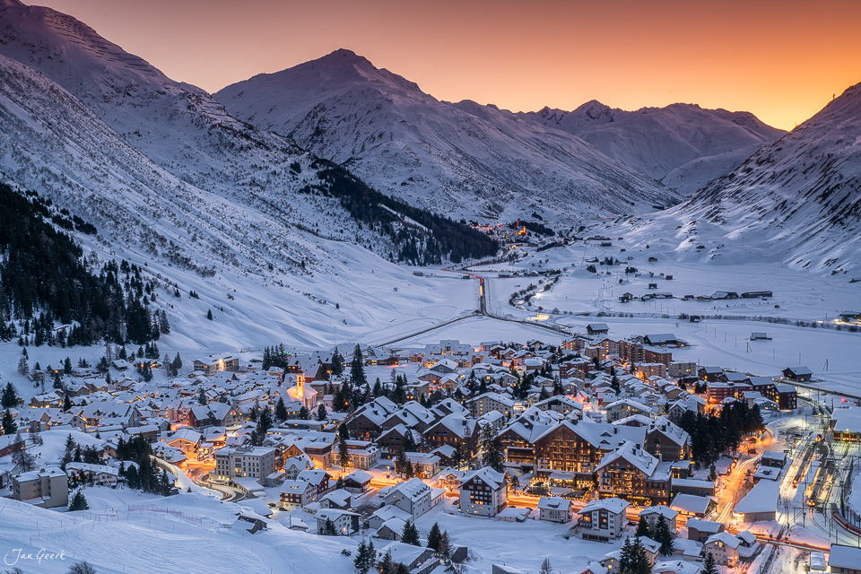 Andermatt verschneite Bergdorflandschaft Winterdämmerung Schweiz Jan Geerk Fotograf Basel