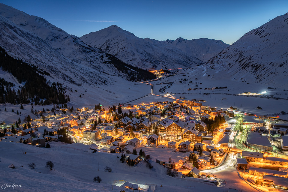 Andermatt in der Dämmerung verschneite Berglandschaft mit beleuchteter Siedlung Zentralschweiz Schweiz Jan Geerk Fotograf Basel