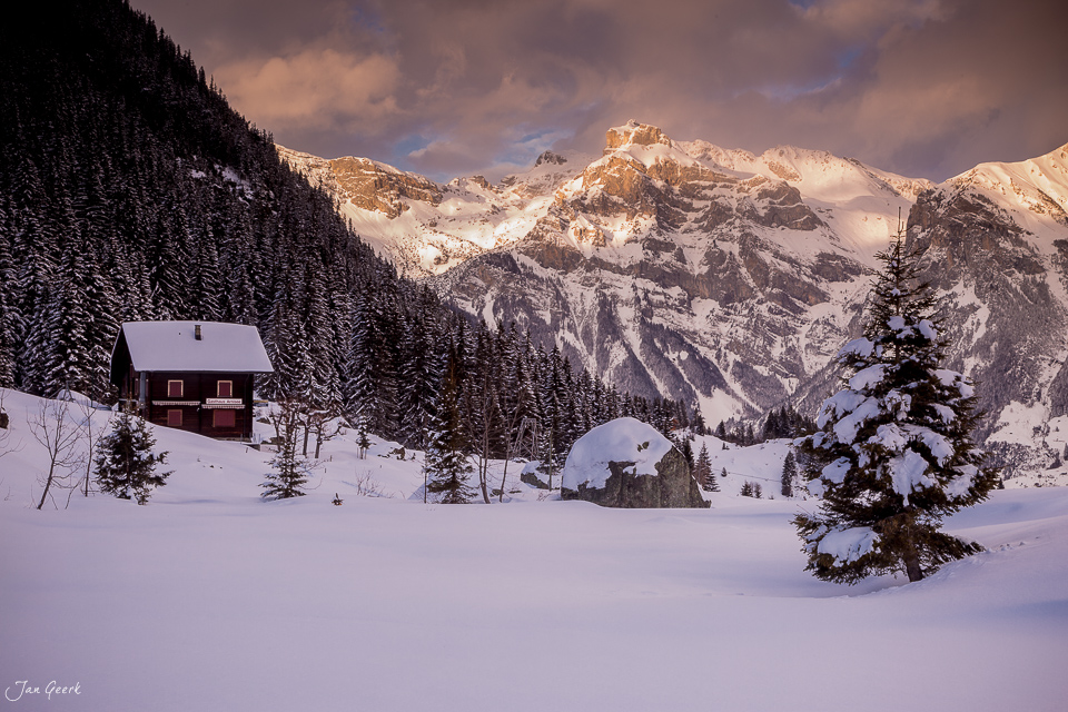 Schneebedeckte Bergsee-Landschaft am Arnisee mit rotes Holzhaus Zentralschweiz Winter Schweiz Jan Geerk Fotograf Basel