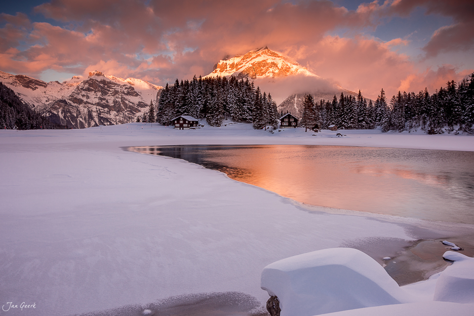 Gefrorener Arnisee mit schneebedeckten Bergen bei Sonnenaufgang in der Zentralschweiz – Jan Geerk Fotograf Basel