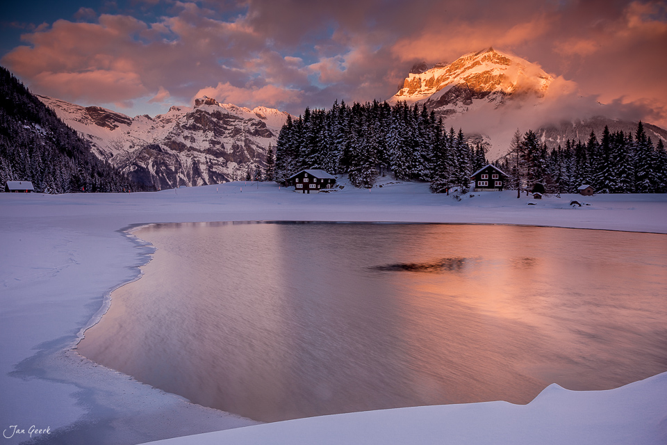 Gefrorener Arnisee mit verschneiten Bergen im Alpenglow, Zentralschweiz Winterlandschaft – Jan Geerk Fotograf Basel