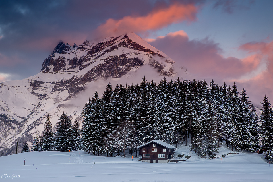 Schneebedeckter Berg mit Alpenhütte am Arnisee im Winter, Zentralschweiz – Jan Geerk Fotograf Basel