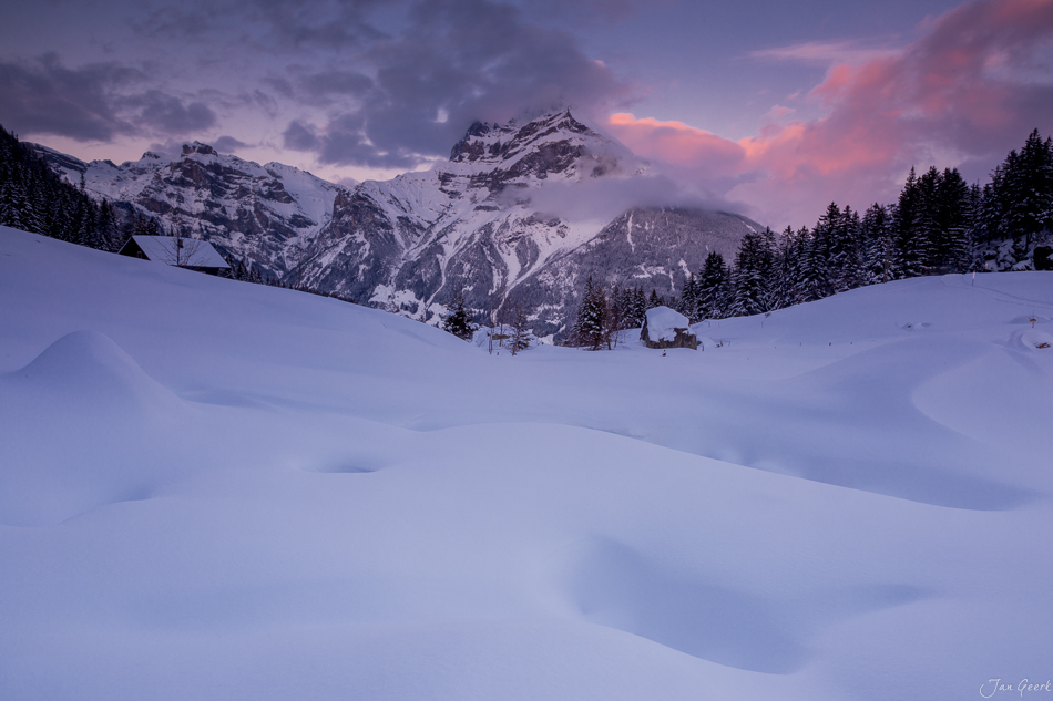 Schneebedeckter Arnisee mit verschneiten Bergen im Morgenlicht, Zentralschweiz Schweiz – Jan Geerk Fotograf Basel