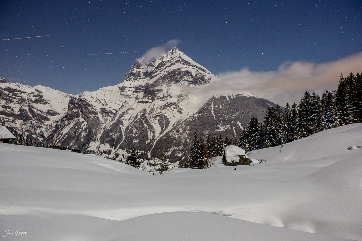 Verschneiter Arnisee mit Berggipfel unter Sternenhimmel, Zentralschweiz Schweiz – Jan Geerk Fotograf Basel