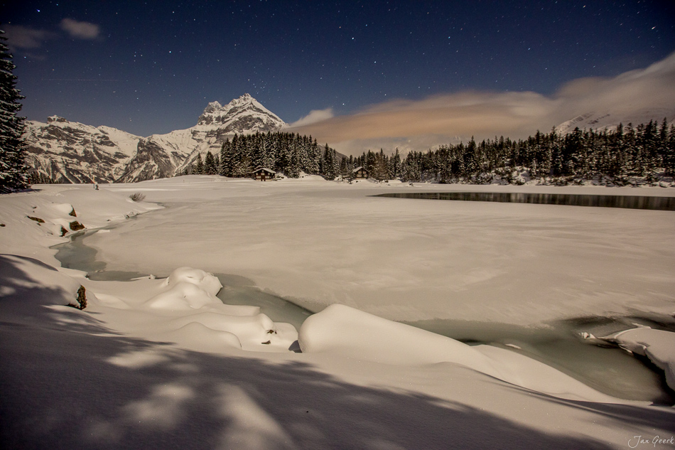 Gefrorener Arnisee mit schneebedeckten Bergen und Nadelwald bei Nacht, Zentralschweiz Schweiz – Jan Geerk Fotograf Basel