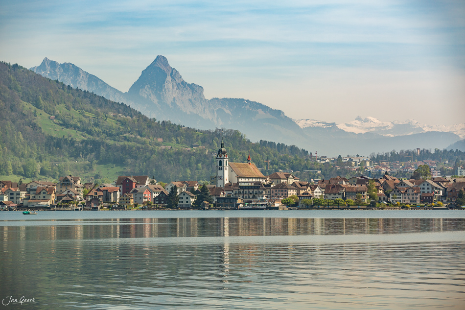 Malerische Seeuferlandschaft Arth mit Kirche, Bergen und Obstblüte im Frühling, Zentralschweiz – Jan Geerk Fotograf Basel