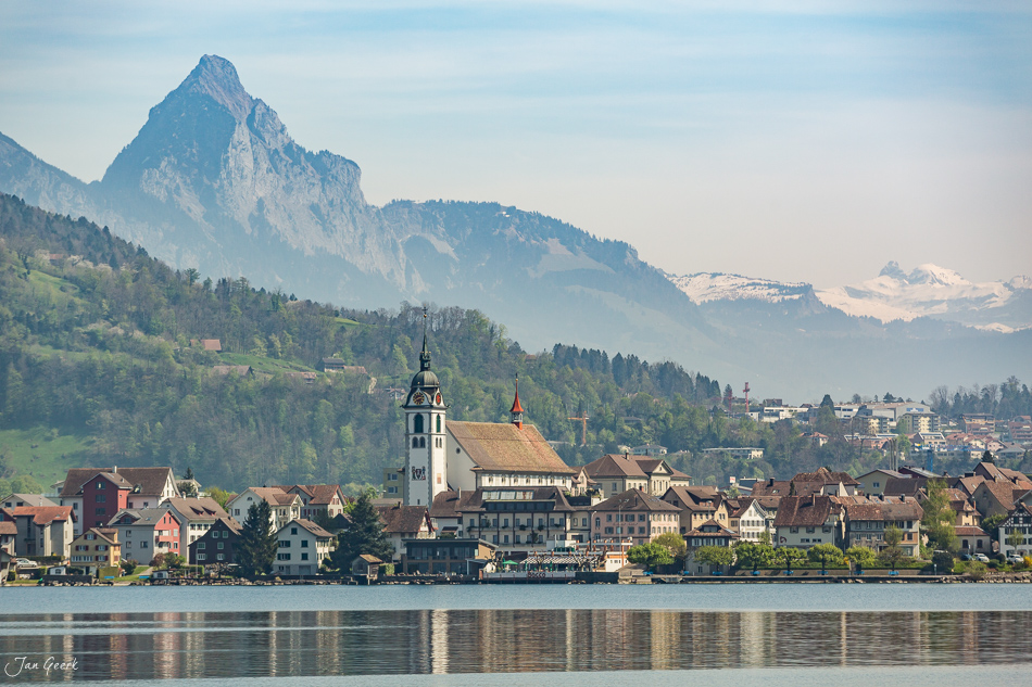 Alpendorf Arth mit Kirche und Rigi im Frühling, Lauerzersee, Zentralschweiz – Jan Geerk Fotograf Basel