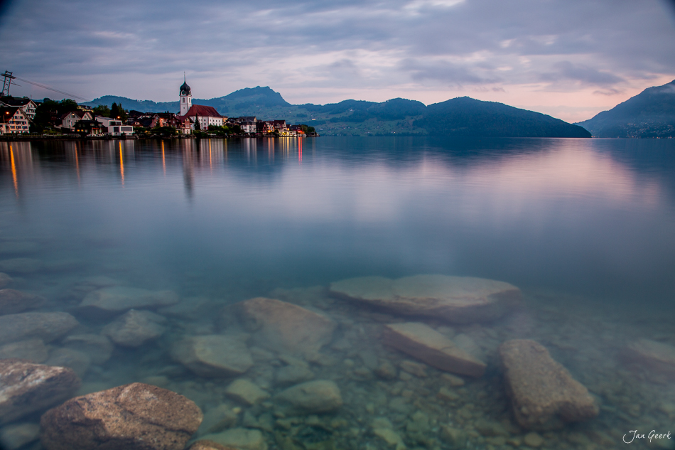 Dorf Beckenried am Vierwaldstättersee mit Kirche, Bergpanorama und dramatischem Himmel in der Zentralschweiz – Jan Geerk Fotograf Basel