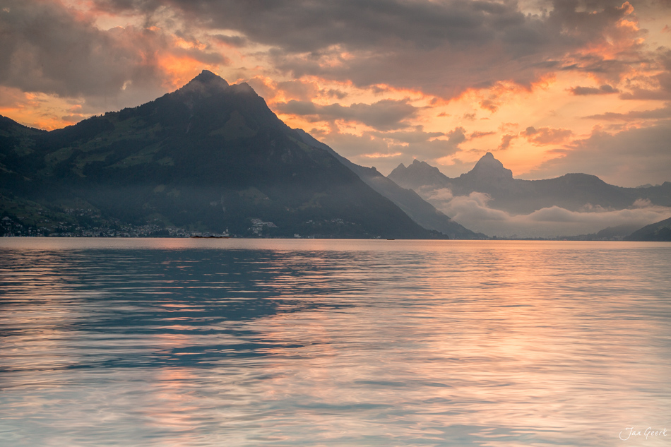 Dramatischer Sonnenuntergang über dem Vierwaldstättersee bei Beckenried, Zentralschweiz – Jan Geerk Fotograf Basel