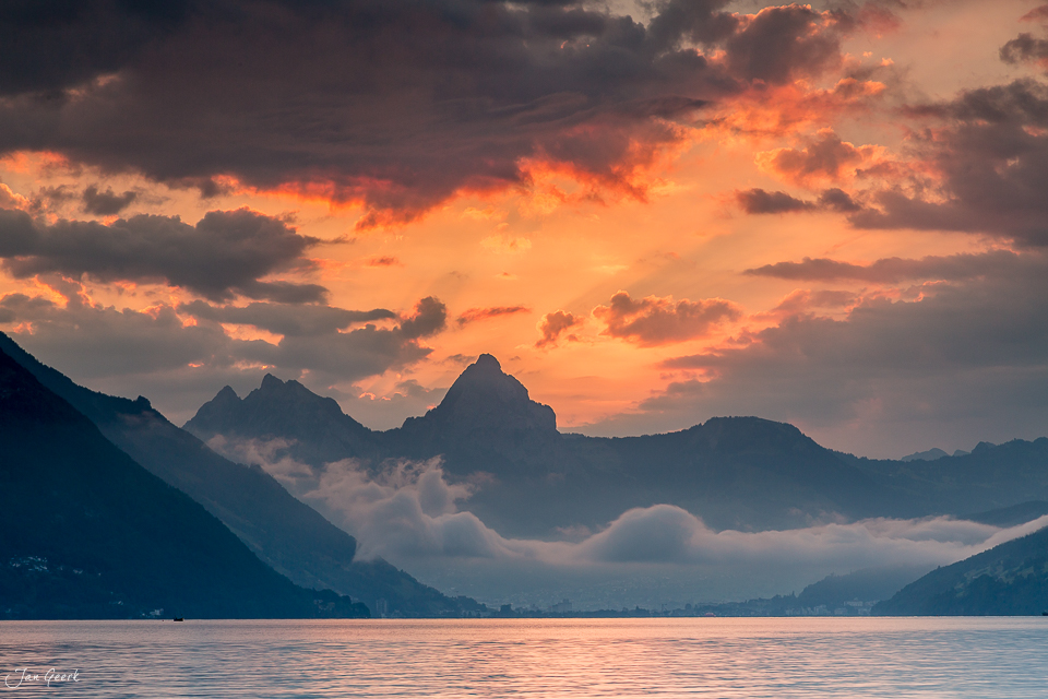Dramatischer Sonnenuntergang über dem Vierwaldstättersee bei Beckenried mit Bergsilhouetten und Wolkendrama, Zentralschweiz, Schweiz – Jan Geerk Fotograf Basel