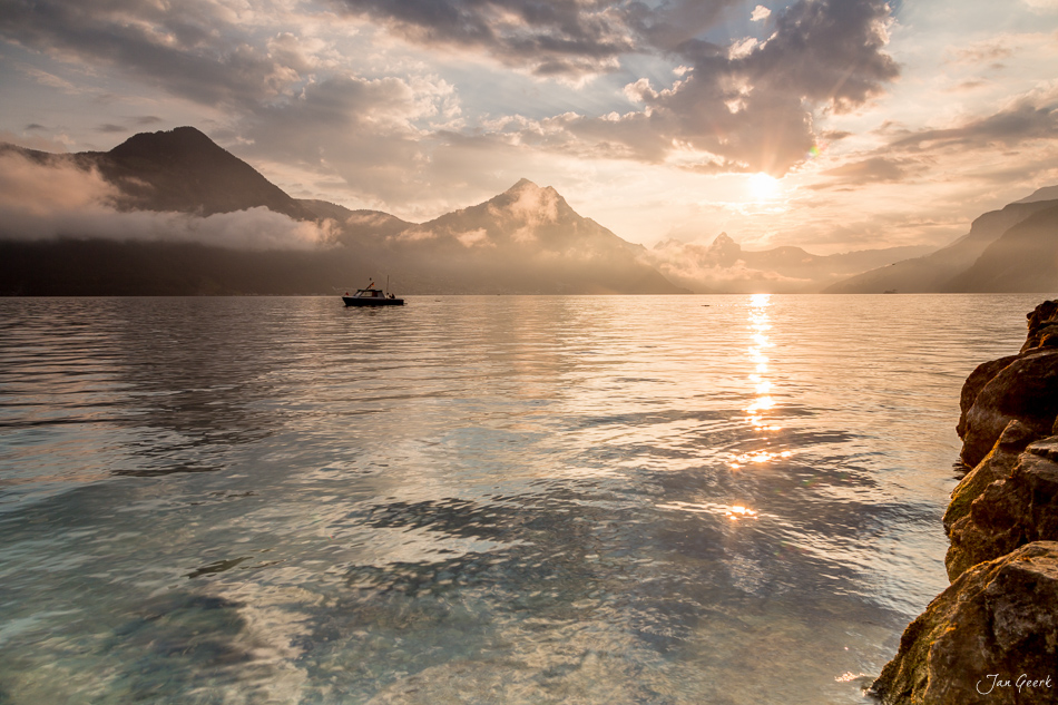 Sonnenuntergang über dem Vierwaldstättersee bei Beckenried mit dramatischen Wolken und Bergen, Zentralschweiz Schweiz – Jan Geerk Fotograf Basel